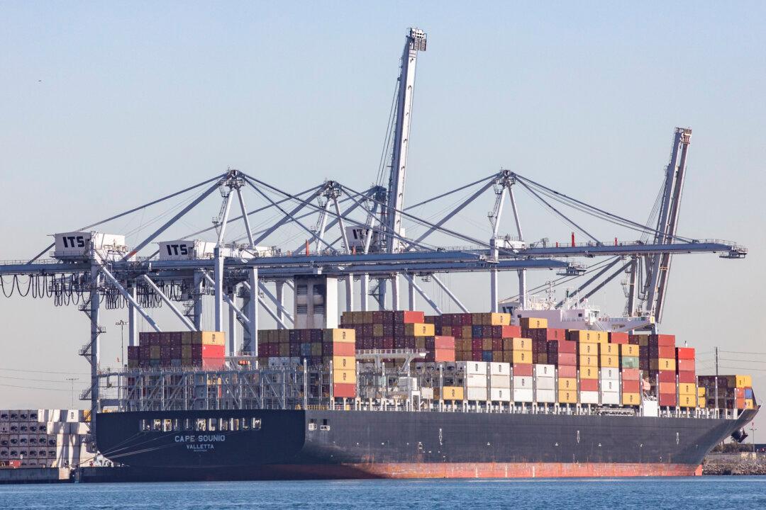 US Trade Deficit in Goods Surges to Record High, Tops $1 Trillion