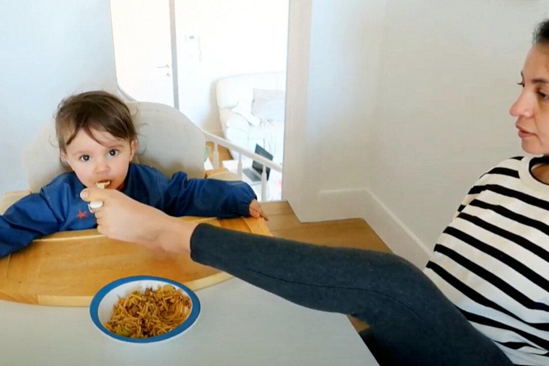 Video: Mom Without Arms Can Cook Food, Dress Baby, and Paint Using Her Feet