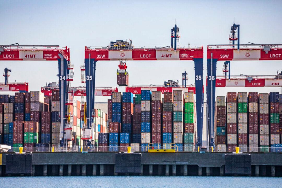 Texas, Florida Governors Seek to Attract Cargo Ships to Their Ports Amid California Logjams