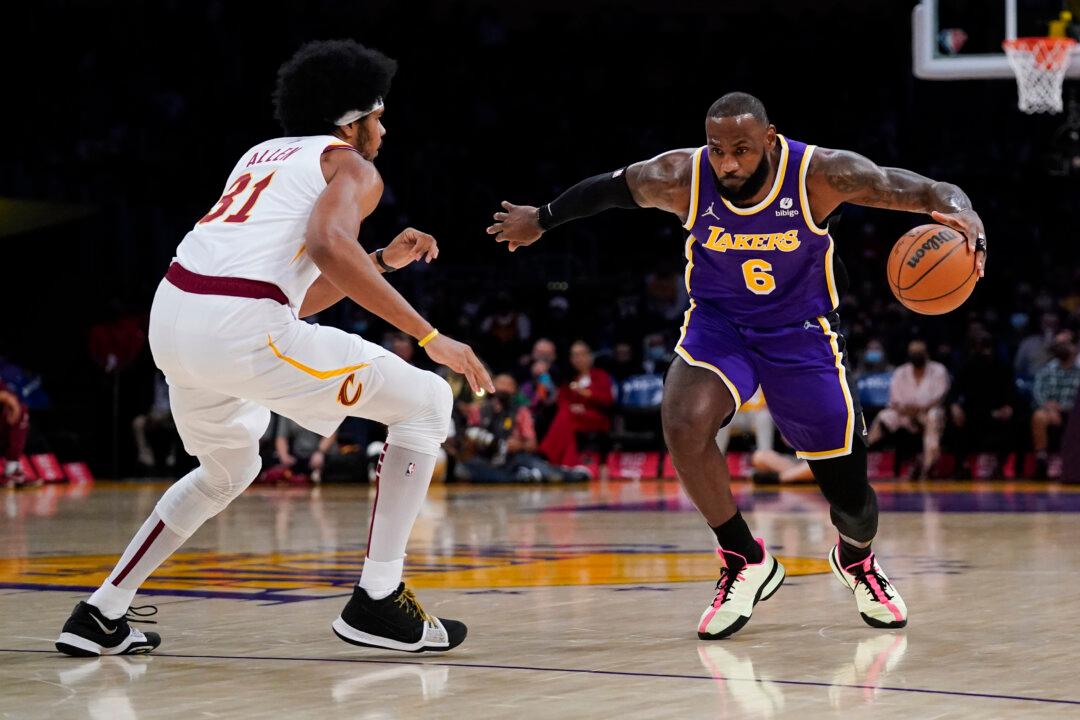 Melo Shoots Lakers to 3rd Win in 4, 113-101 Over Cavaliers