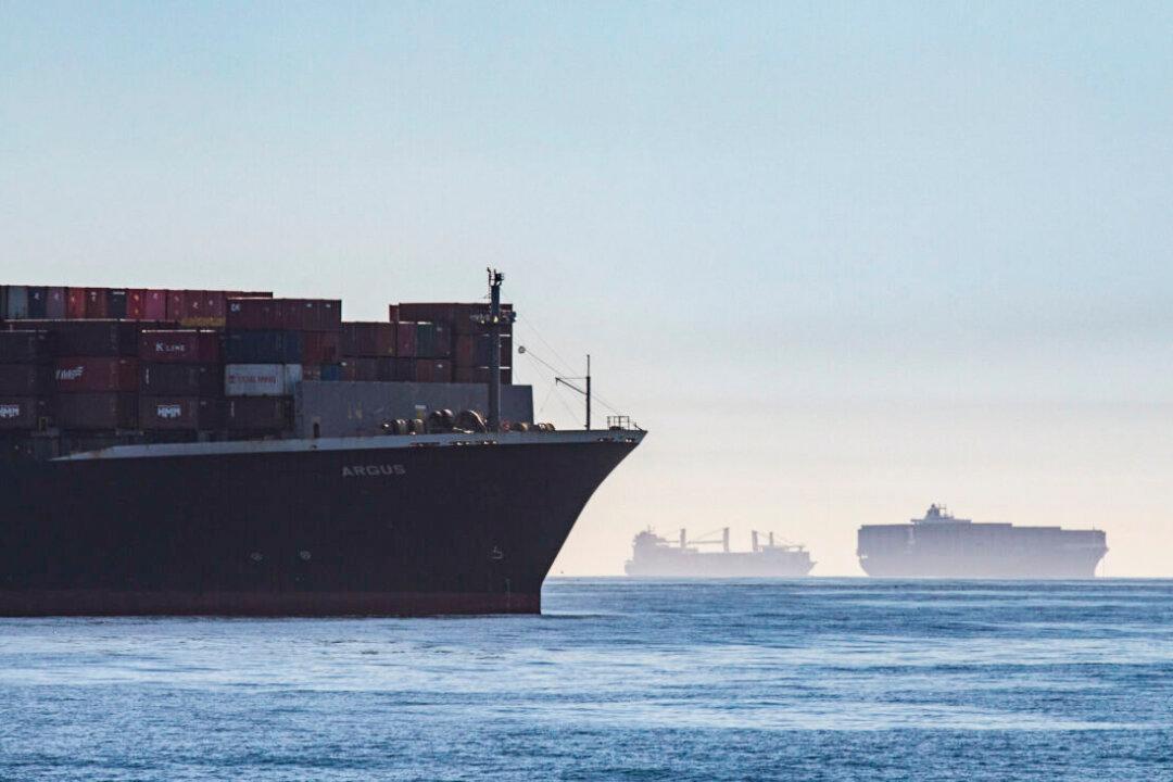 Ships Continue to Flood the Los Angeles Ports