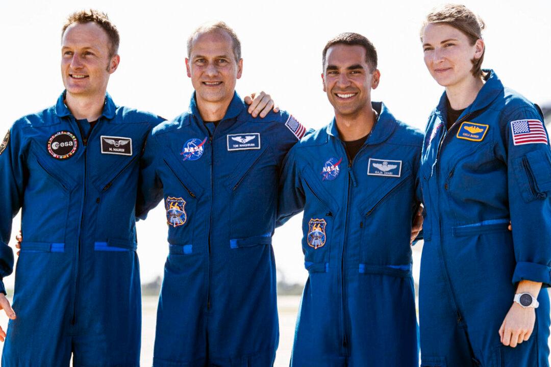 SpaceX Delays Astronaut Flight Due to Rough Wind, Waves