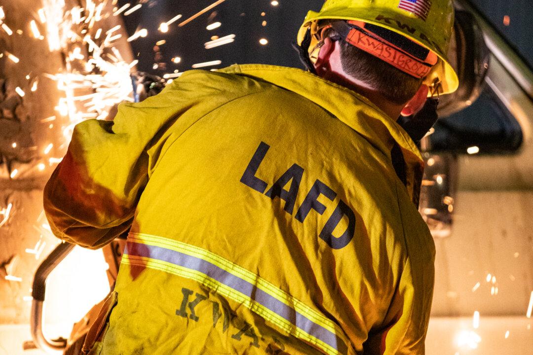 Rubbish Fire Spreads to Buildings Near Skid Row, 150 Firefighters Dispatched