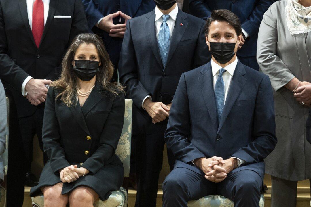 Up to 27,000 Federal Employees Yet to Declare COVID Vaccination Status as Deadline Passes