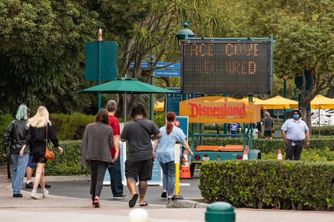 Anaheim to Consider 2 Percent Gate Tax for Disneyland, Other Parks