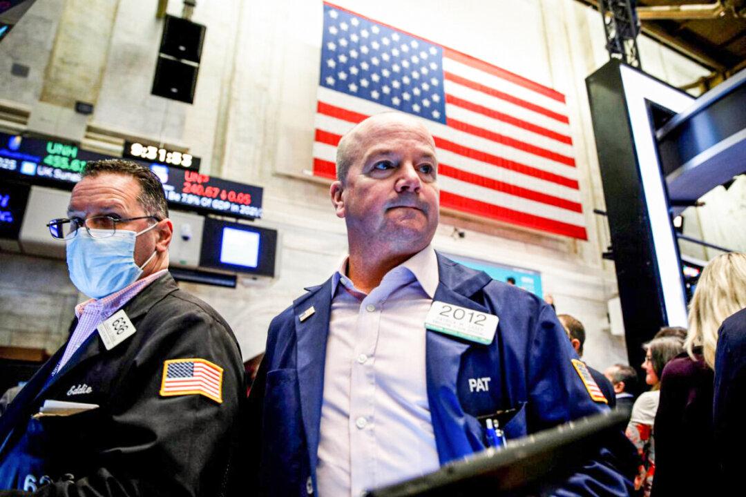 Big Tech, Chipmakers Power S&P 500, Nasdaq to Record Highs