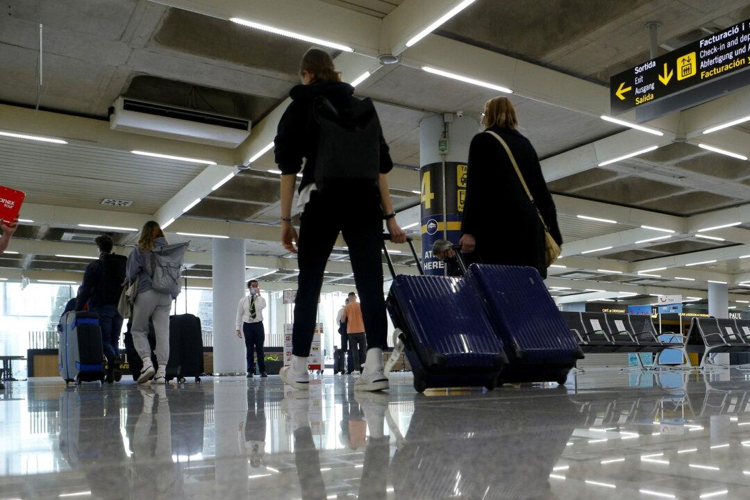 Twelve Arrested After Fleeing Emergency Plane Landing in Mallorca