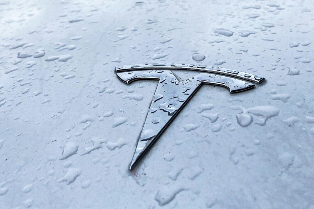 Tesla Shares Fall After Twitter Users Vote for Musk to Sell Stock