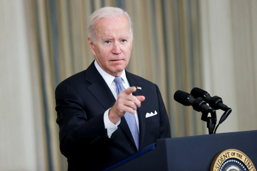 Federal Workers Union Urges Biden to Postpone His Vaccine Mandate Deadline