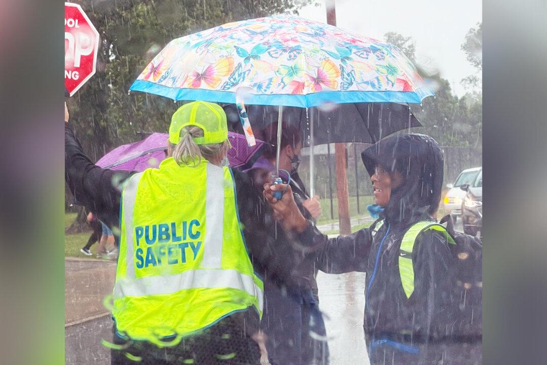 Ohio 5th Grader Sees Crossing Guard Getting Wet on Rainy Day, Holds Up Umbrella for Her