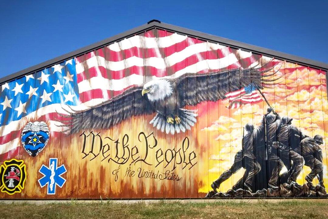Missouri Artist Paints Huge Patriotic ‘Tribute Mural’ With Iwo Jima Flag Raising and Eagle