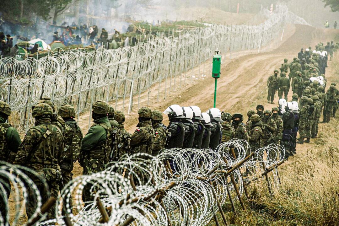 Polish PM Calls for ‘Concrete Steps’ From NATO Amid Belarus Border Crisis