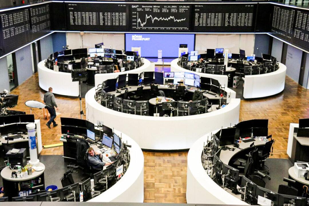 Stocks, Yields Slide After US Jobs Report as Omicron Looms