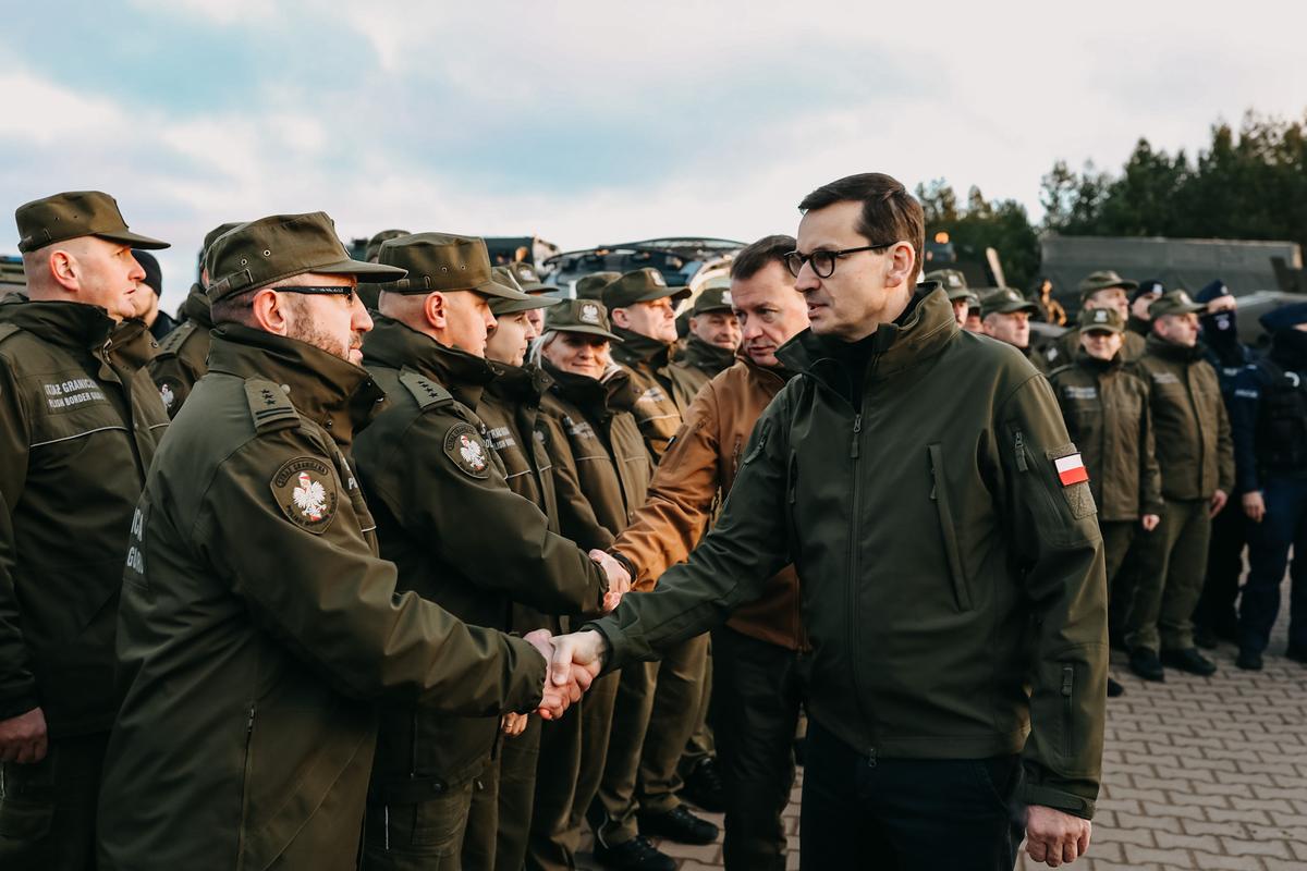 Poland, Lithuania, Latvia Consider Consulting NATO Amid Belarusian Border Crisis