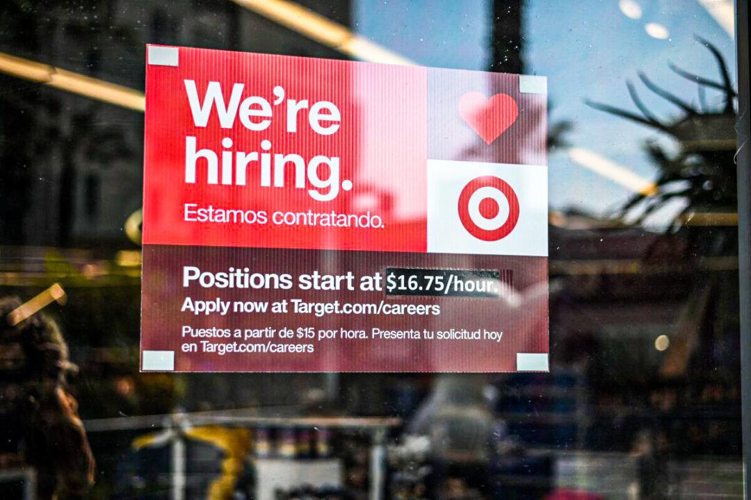 Worker Shortages Drive Companies to Boost Benefits Amid Holiday Hiring