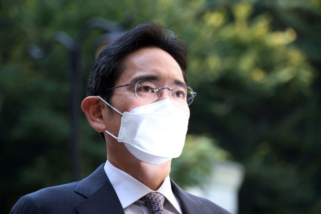 Samsung’s Lee Visits US Ahead of Likely $17 Billion Chip Plant Decision: Media