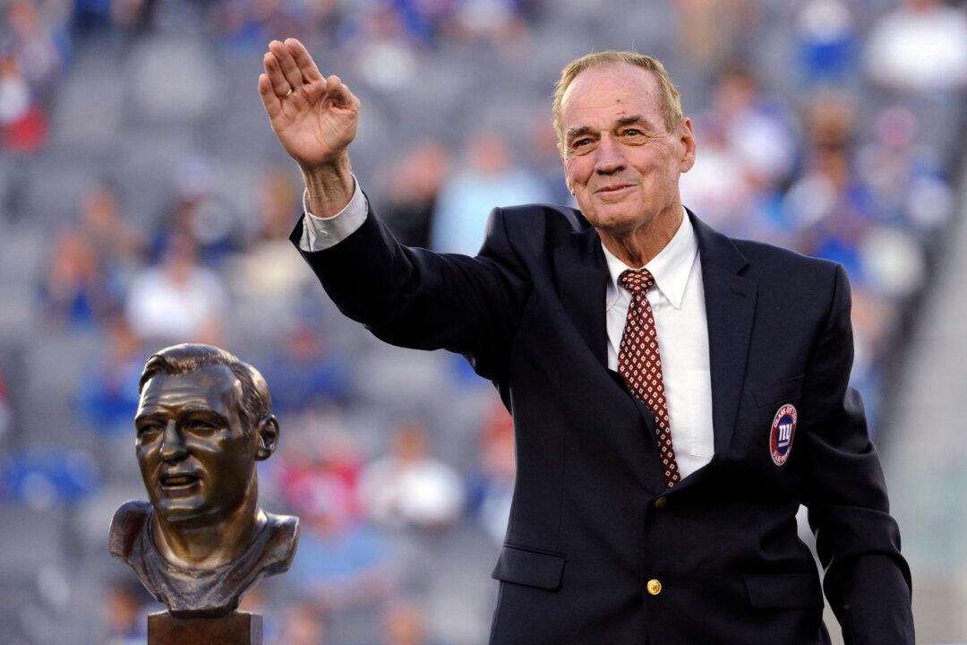Hard-Hitting Hall of Fame Linebacker Sam Huff Dies at 87