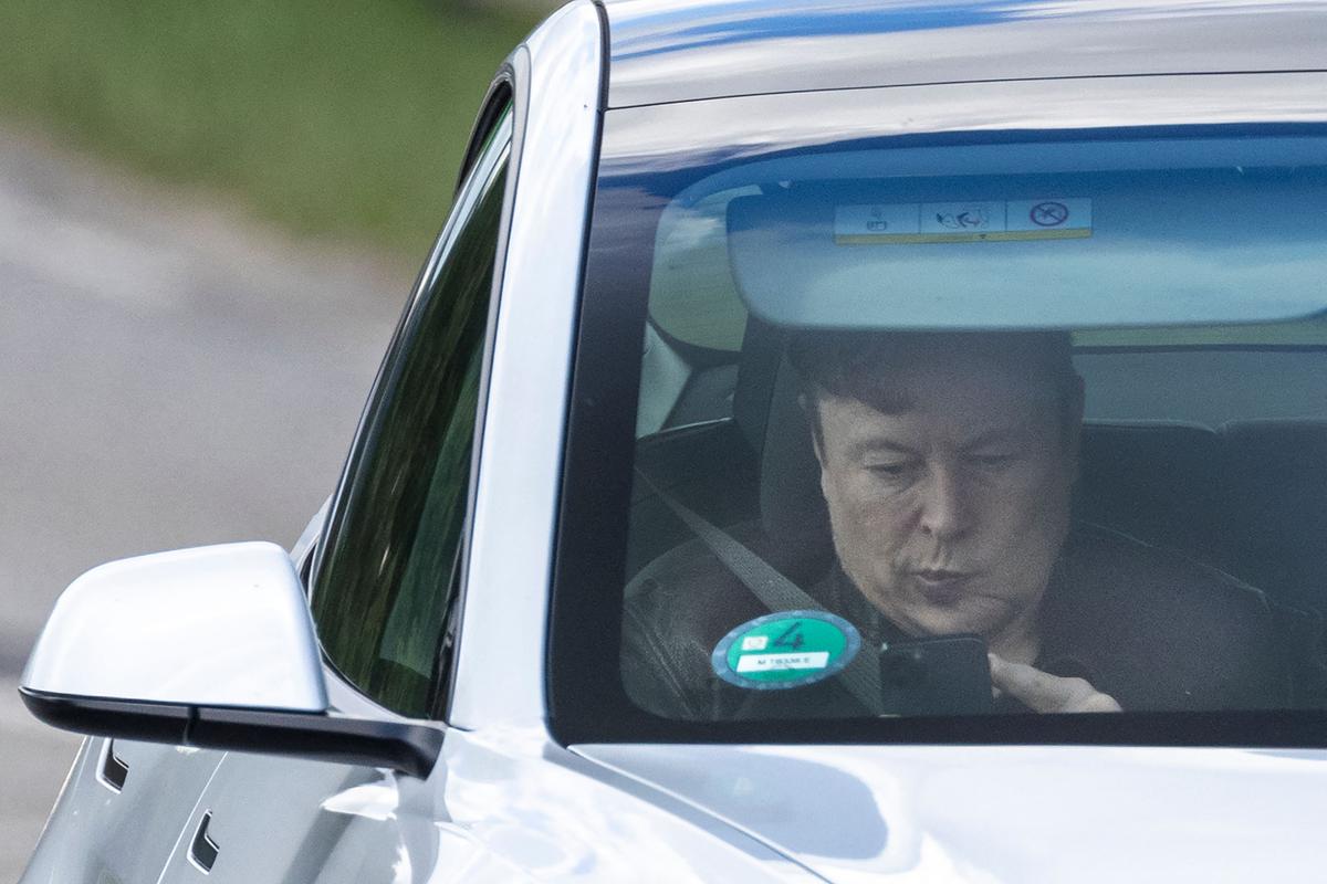 Elon Musk Spars With Bernie Sanders, Offers to Sell More Tesla Stock