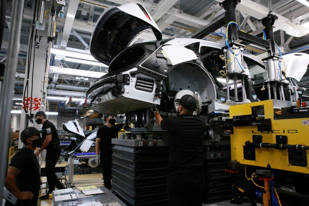 US Manufacturing Output Races to 2–1/2-Year High