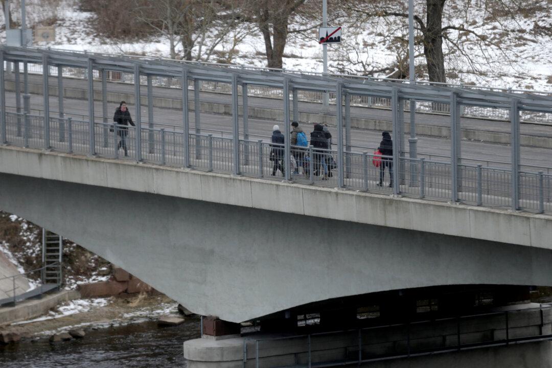 Estonia Deploys Nearly 1,700 Reservists to Install Barrier Along Russian Border
