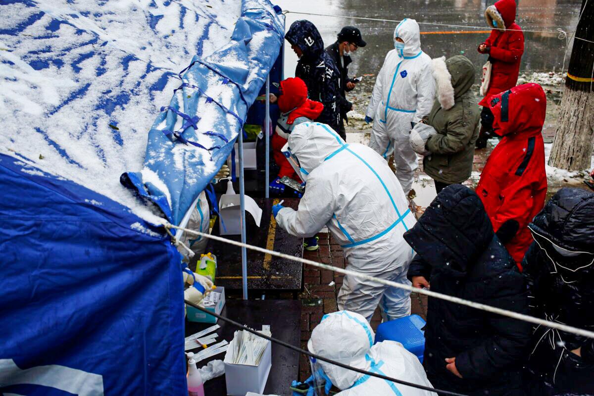 Chinese Truck Driver and Wife Trapped in Truck, Quarantined for a Month