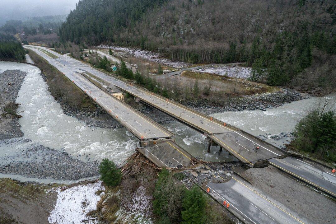BC Premier Vows to Restore Supply Chain Quickly as Canadian Military Arrives to Assist With Flood Recovery