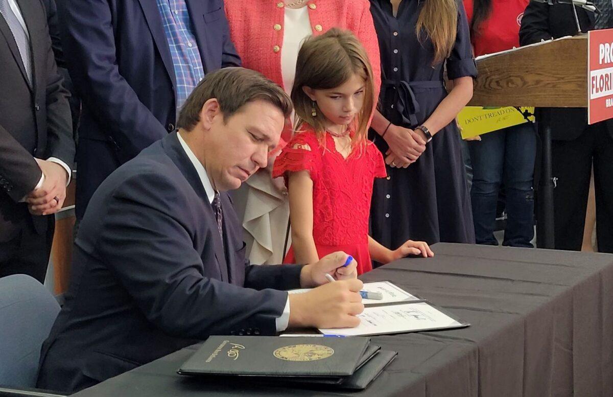 Gov. Ron DeSantis signs bills countering vaccine and mask mandates in Brandon, Fla., on Nov. 18, 2021. (Jannis Falkenstern/The Epoch Times)