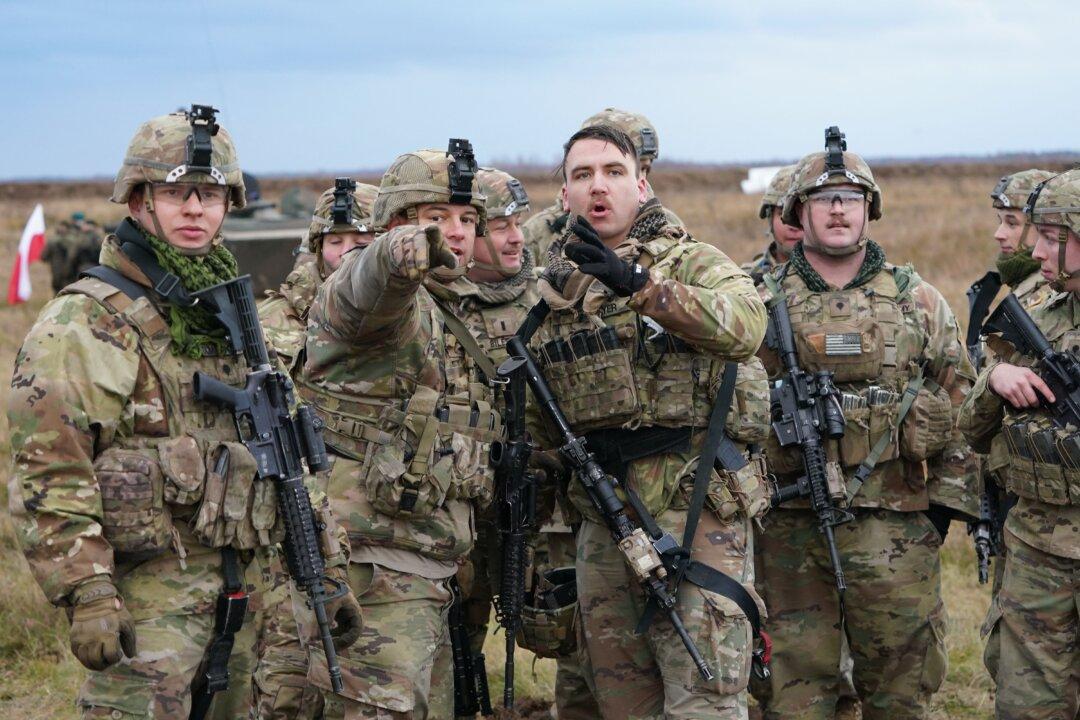 UK to Send More Troops to Help Poland Tackle Belarus Migrant Crisis: Report