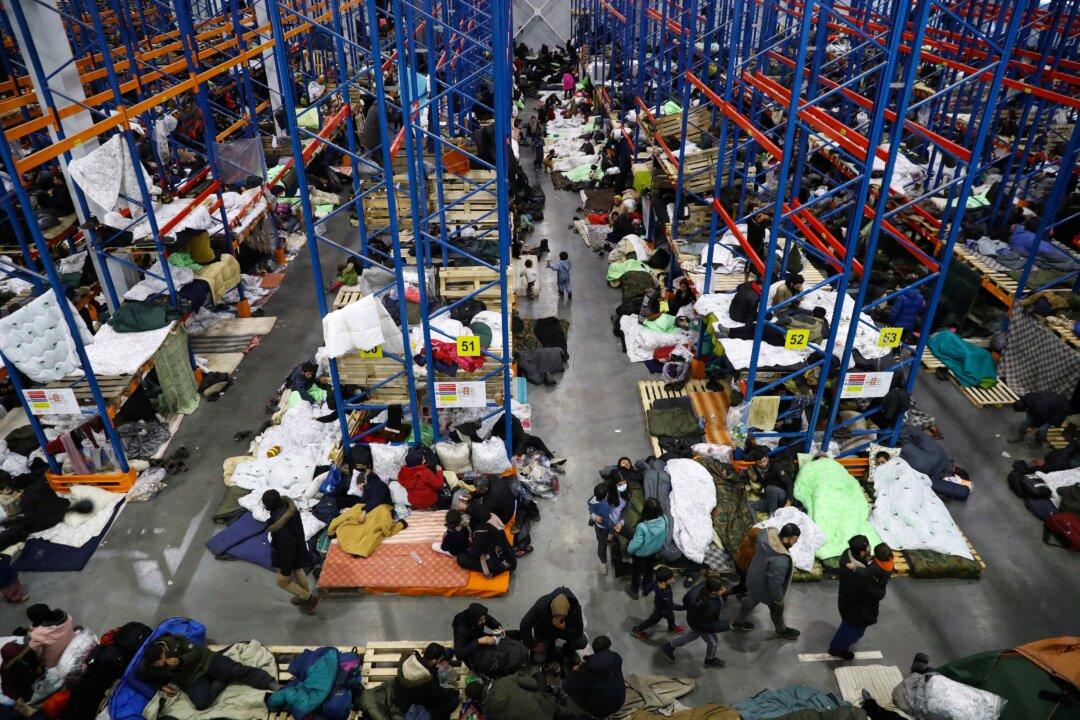 Poland Says Belarus Ferries Migrants Back to Border After Clearing Camps