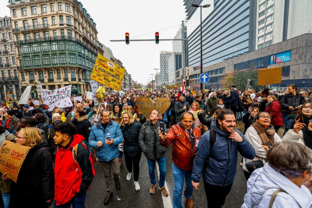 Dozens Arrested as 35,000 People March in Brussels to Protest COVID-19 Rules