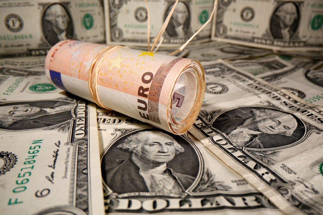 Dollar Slips Towards 15-month Low, Euro Scales 17-month Peak