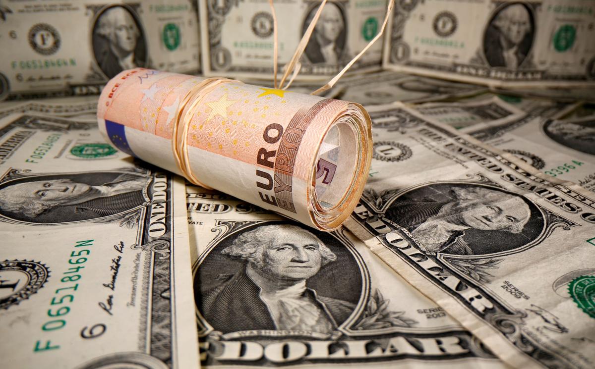 Dollar Slips Towards 15-month Low, Euro Scales 17-month Peak