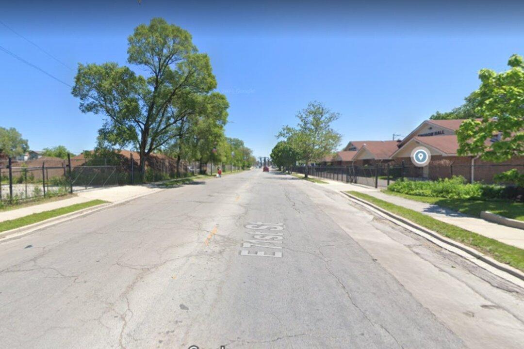 Shootout on Chicago Bus Leaves Armed Attempted Robbery Victim Wounded, Gunman in Custody