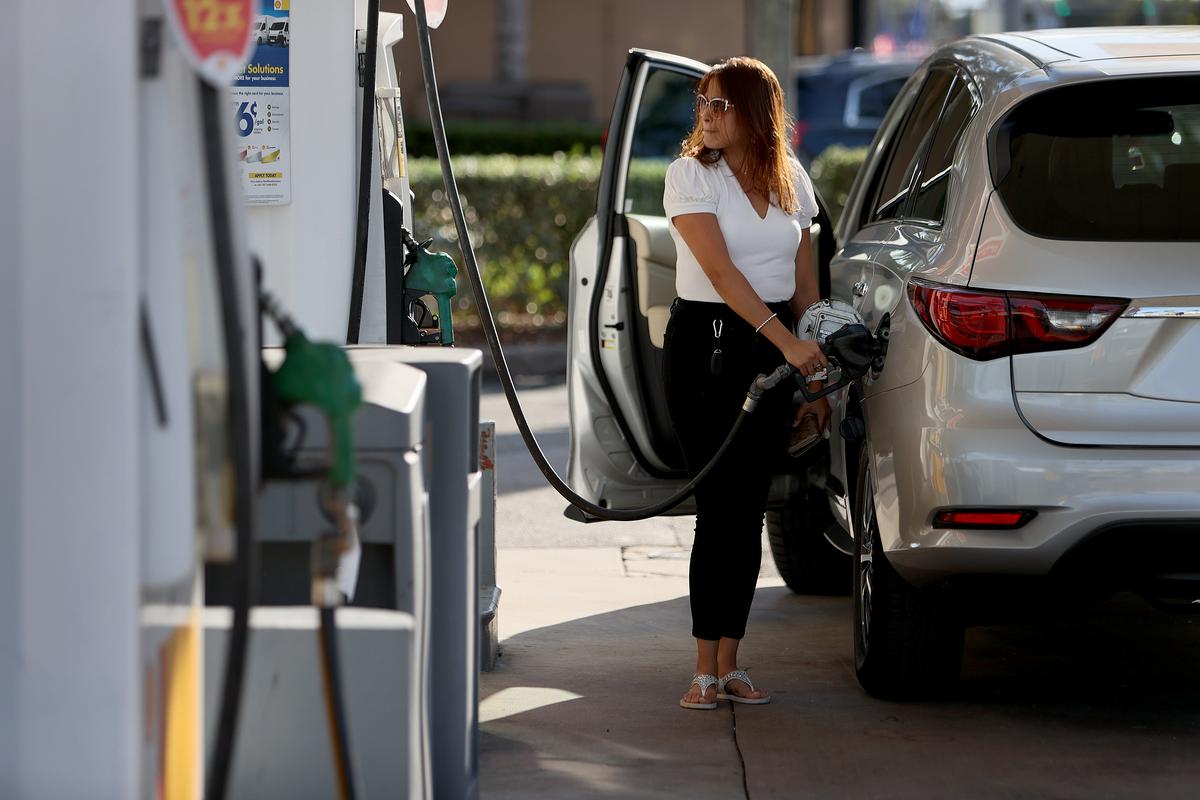 Omicron Restrictions Would Fuel Faster Inflation, Expert Warns as Biden Plans Update on US Response to New Variant