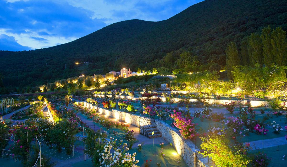 The gorgeous rose garden, Vacunae Rosae, has no fewer than 5,000 varieties of roses, spread across 5 glorious acres. (Paola Panicola)