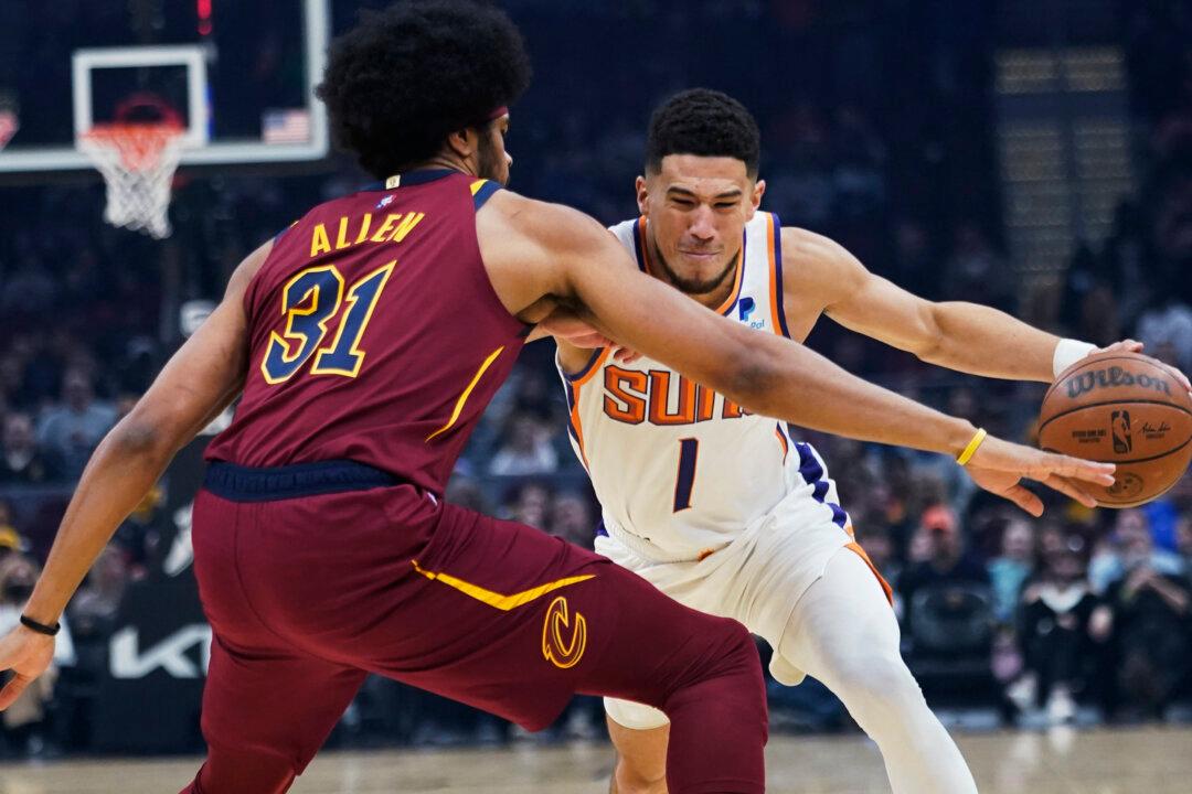 Booker Scores 35, Suns Win 14th Straight, Beat Cavs 120–115