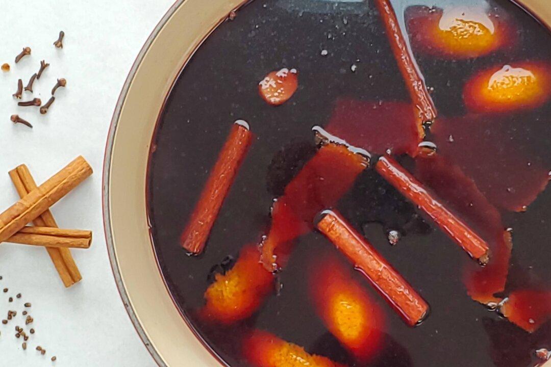 Norwegian Glogg (Alcoholic and Non-Alcoholic)