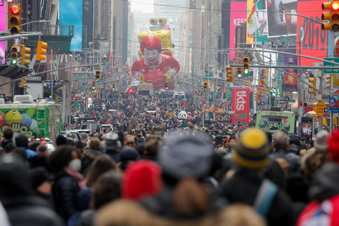 Thanksgiving Traditions Return to US: Football, Family, and Parades