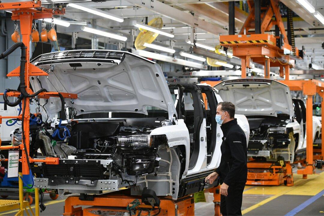 Unionized Workers Won’t Have to Get COVID-19 Vaccine, Automakers Decide