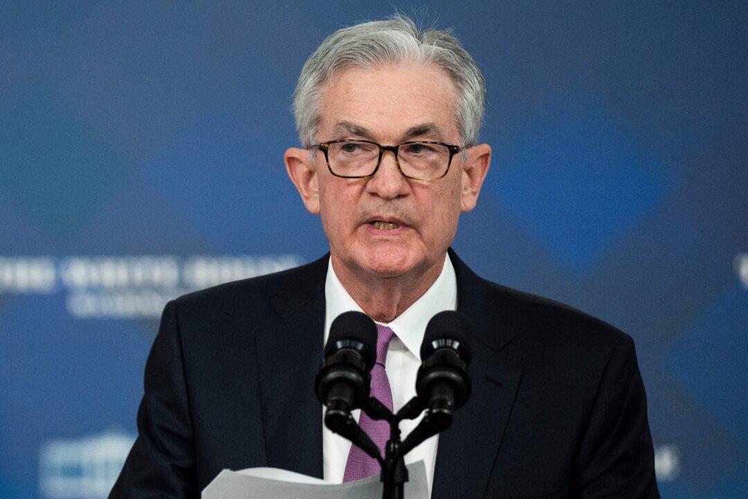 Fed Chief Says Omicron Poses Risk to Employment, Inflation, Supply Chains
