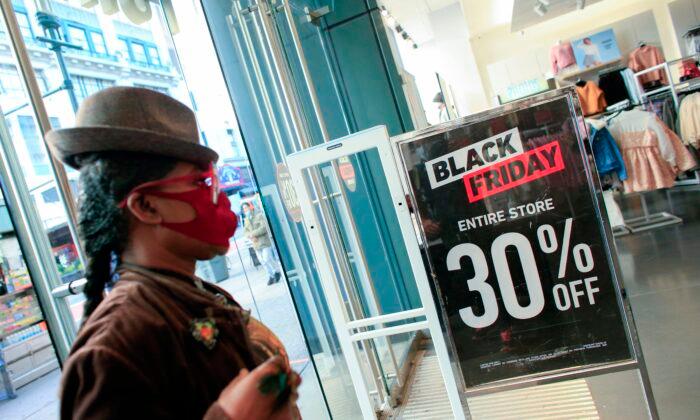 Macy’s CEO Says Black Friday Crowd Size Bigger Than Last Year