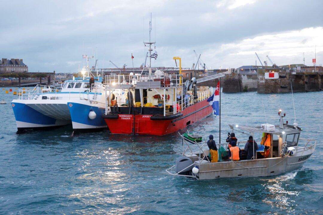 French Fishermen Disrupt UK Trade Routes Over Fishing Licence Row
