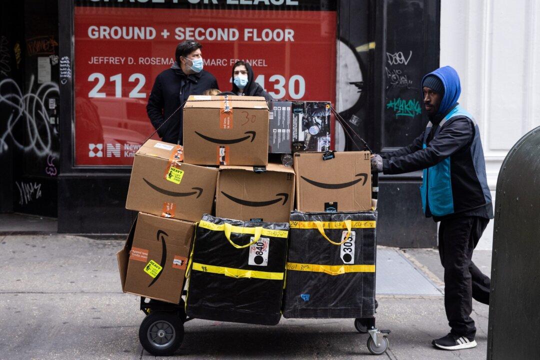 Amazon Exec Says Omicron’s Impact on Holiday Spending Uncertain