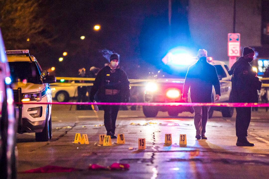 Chicago Police Say 4 Dead, 24 Wounded in Weekend Shootings