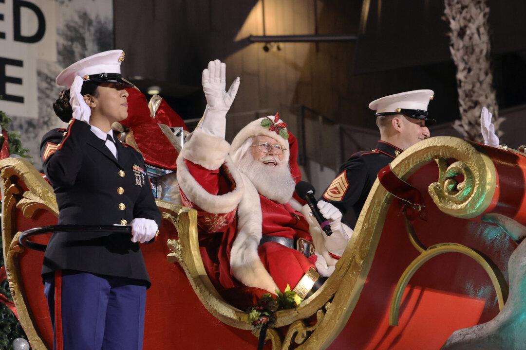 Hollywood Christmas Parade Returns After 2020 COVID Cancellation