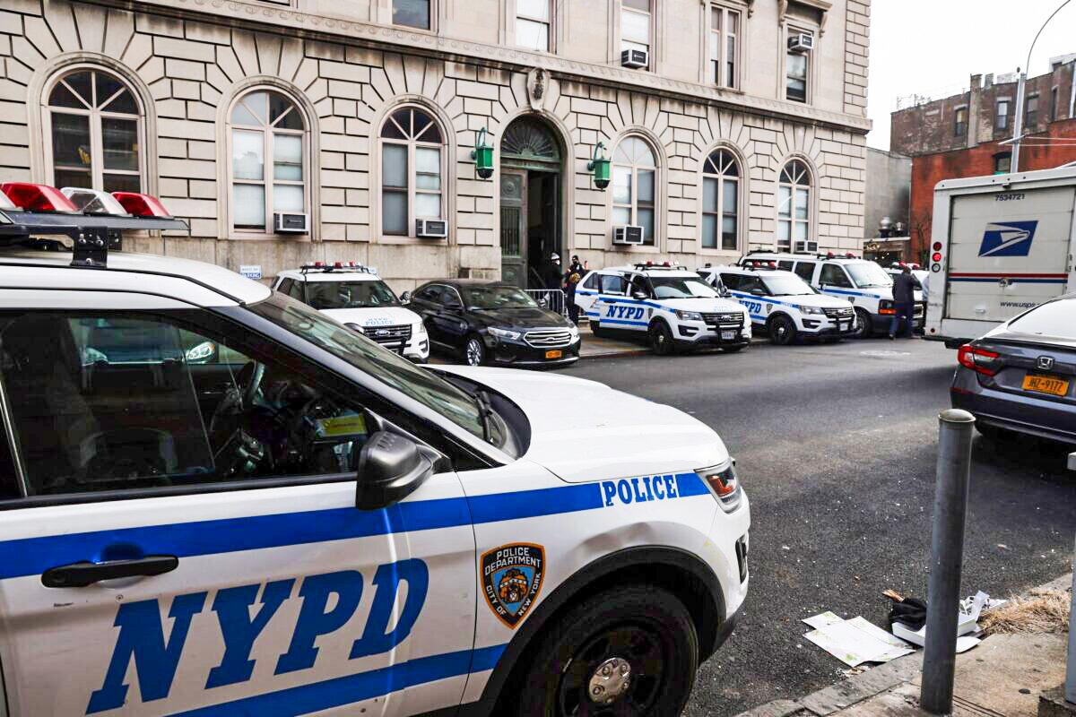 NYC Mayor Asks Washington to Help Control ‘Flow of Guns’ Into City After Officers Shot