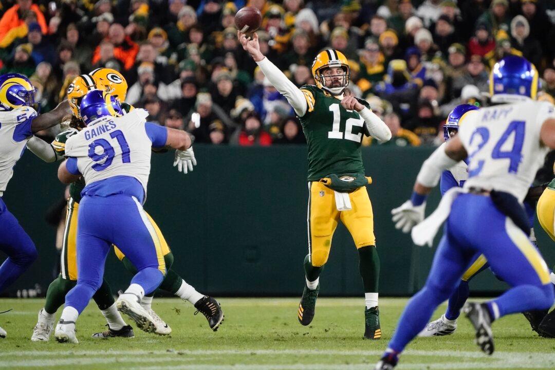 Toe Injury Can’t Stop Rodgers as Packers Defeat Rams 36–28