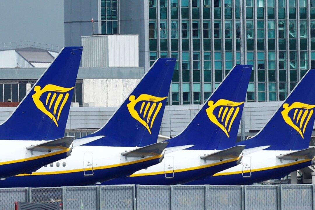 Ryanair CEO Says Omicron No Reason to Cancel Flights