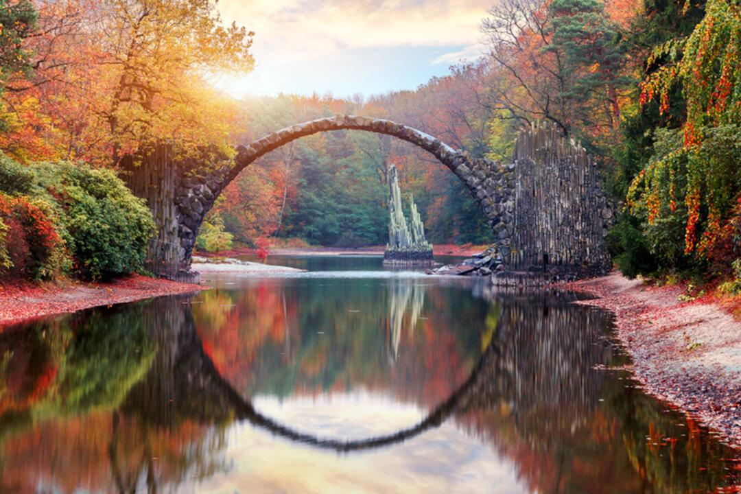 160-Year-Old ‘Devil’s Bridge’ Creates a Perfect Circle With Its Reflection in the Water
