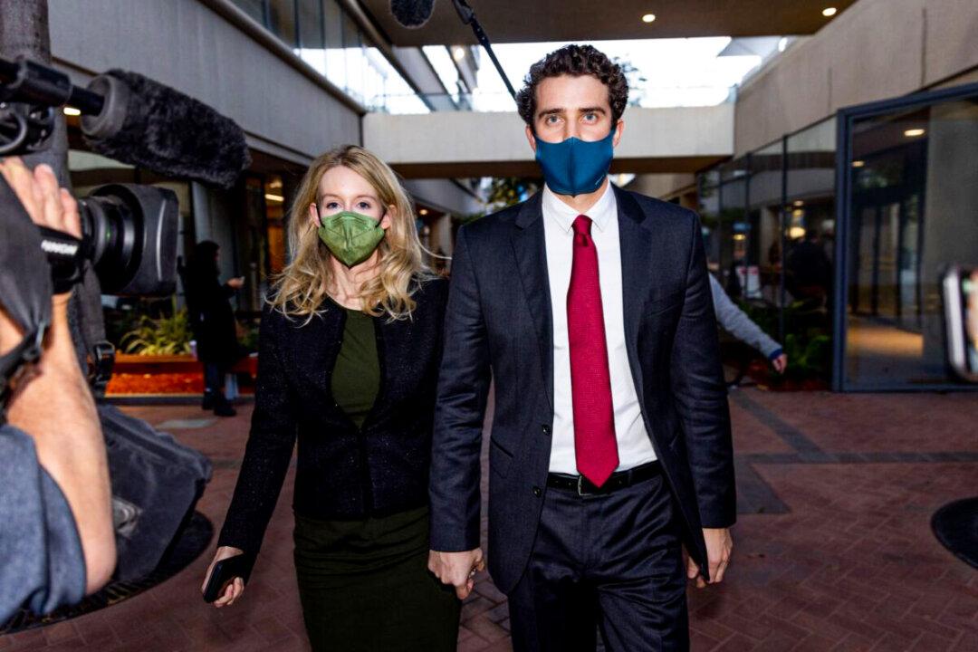 Theranos’ Holmes Testifies She Was Abused by Ex-Partner Balwani